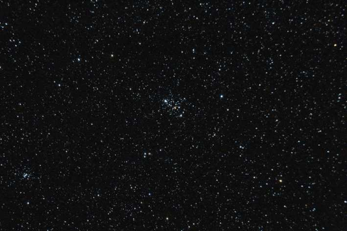 Objeto: M103 ( NGC 581 ) Tipo: Cúmulo Abierto Clase: III 2 p Constelación: Cassiopeia AR: 0133.4 Dec: +60 39 Magnitud: 7 Distancia (a.l.): 8.500 Eje Mayor: 6.