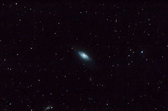 Objeto: M106 ( NGC 4258) Tipo: Galaxia Clase: SBbc Constelación: Canes Venatici AR: 1219.0 Dec: +47 18 Magnitud: 8 Distancia (a.l.): 24 millones Eje Mayor: 17.4 m Eje Menor: 6.