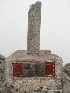 En el monolito veréis una placa en honor del topógrafo Valdivia que le da nombre al pico.