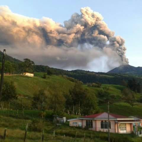 Boletín de Vulcanología Estado de los Volcanes de Costa Rica Octubre 2015 Volcán Turrialba el 31 octubre 2015 a la 1:07 pm. desde Santa Teresa cerca del Sapito.