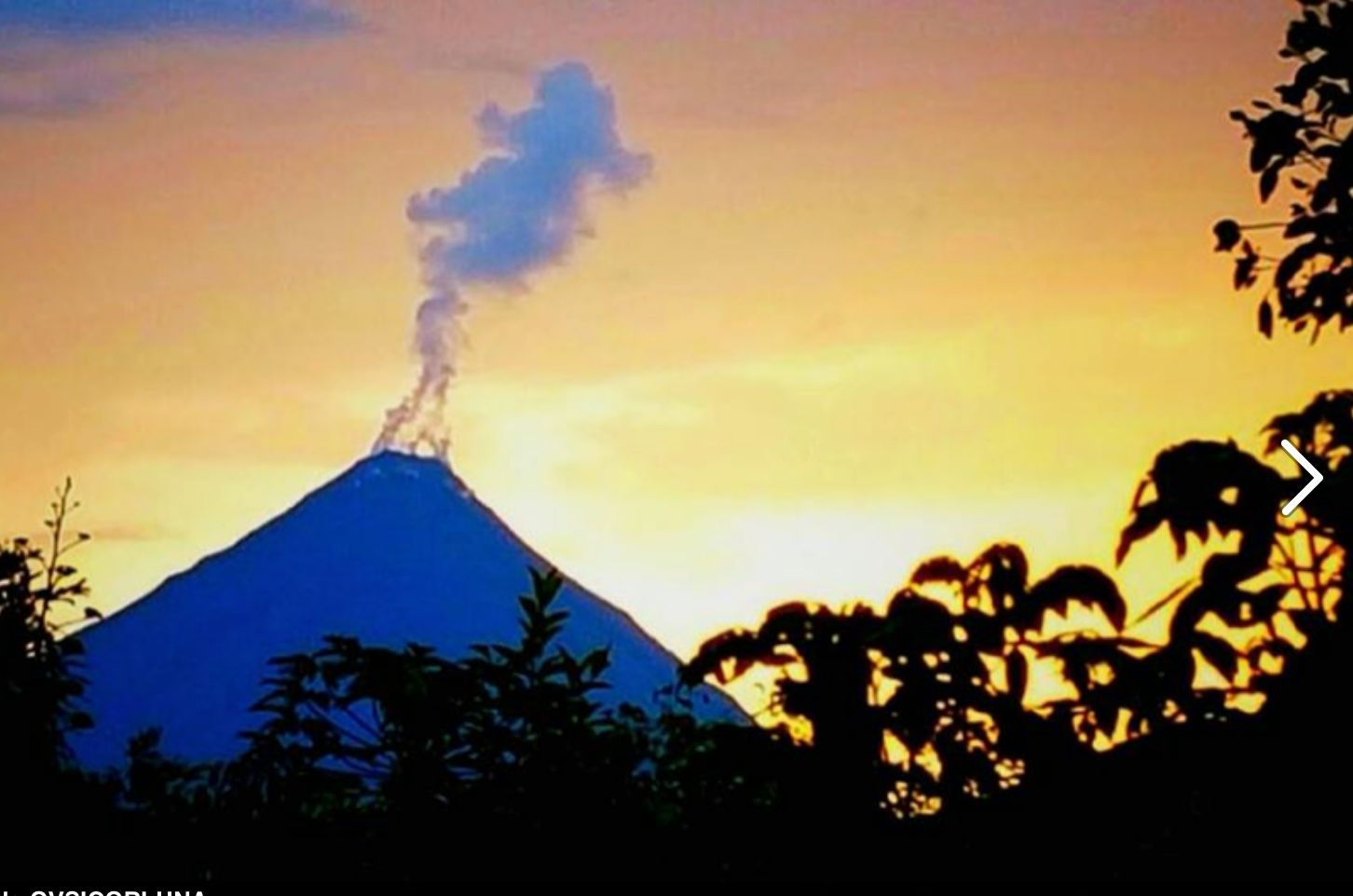 Arenal: Gases y vapores El 2 de octubre 2015, pobladores en los alrededores del volcán Arenal notaron la presencia de fumarolas algo vigorosas en la cima del volcán (Cráter C) que estuvo activo hasta