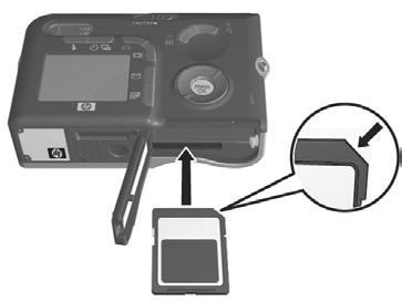 1 Sujete la cámara con la parte inferior boca arriba, como se muestra en la ilustración, y deslice el pestillo de la puerta de la pila/tarjeta de memoria para abrir la puerta de la pila/tarjeta de
