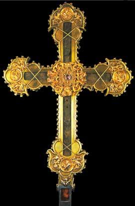 reliquia y colocó en su lugar una madera parecida y así logró salvar la tan venerada reliquia del Lignum Crucis.