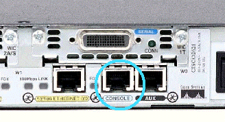 Paso 1 Identificar los conectores de consola del router/switch a. Examine el router o switch y ubique el conector RJ-45 rotulado Console (Consola).