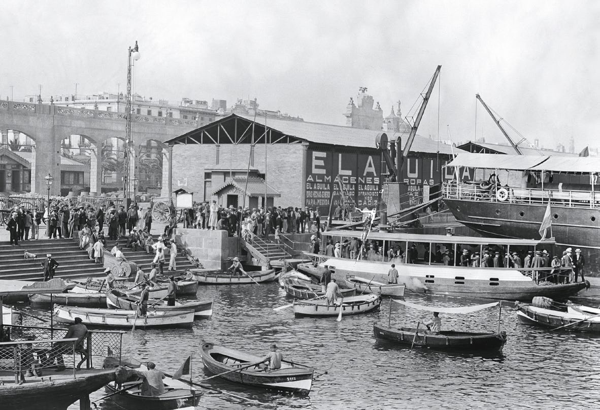 BARCELONA 1900-1917 ELS REPORTATGES D ADOLF MAS L embarcador del Portal de la Pau es convertí en un espai de gran activitat d oci.