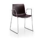 Catifa 46 est disponible en différents structures: siège sur quatre pieds, piètement luge ou pivotant, avec ou sans accoudoirs, en acier ou aluminium, hauteur réglable pour assise de bureau ou