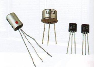 SE-PPG-11-06 Página 4 de 7 A finales de la década de 1950 el uso del transistor en los ordenadores marcó el advenimiento de elementos lógicos más pequeños, rápidos y versátiles de lo que permitían