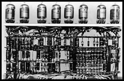 A finales de la década de 1960 apareció el circuito integrado (CI), que posibilitó la fabricación de varios transistores en un único sustrato de silicio en el que los cables de interconexión iban