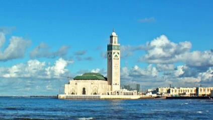 Visita de la ciudad de Rabat y sus monumentos: Alcazaba de los Oudayas, el sepulcro real Mausoleo de Mohammed V y la Torre Hassan. Cena y alojamiento.