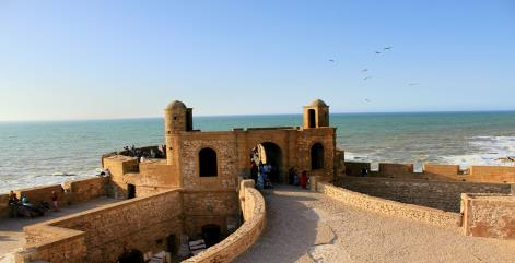Visita al antiguo puerto de Mogador, construido por los portugueses en una península estrecha junto a una inmensa media luna de arena fina.
