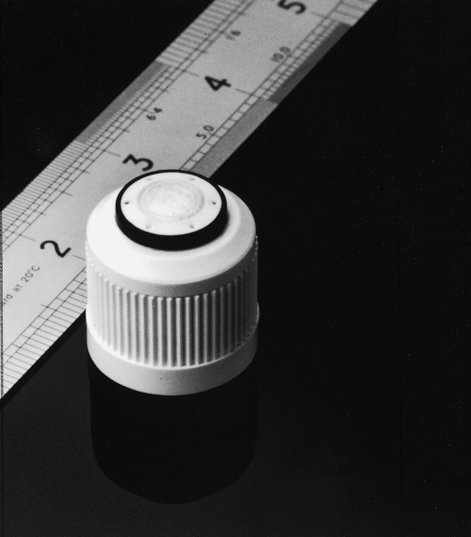 Flujo de la muestra Durante la calibración, o si la temperatura de la muestra excede 55 C, la válvula solenoide se abre a fin de desviar la muestra del sensor para que drene.