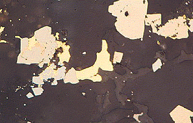 ORO-foto2 Pirita, oro nativo, esfarelita y materia carbonácea, Gran Bretaña. Asociaciones vetiformes de oro y metales base.