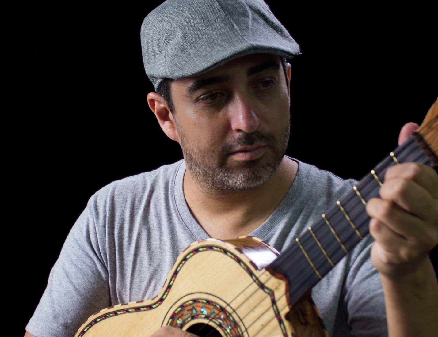 Guanajuato: Luis Meseguer Cantautor y Canta-Cuentos que fusiona gracias a su música emociones y palabras para dar vida a historias hechas