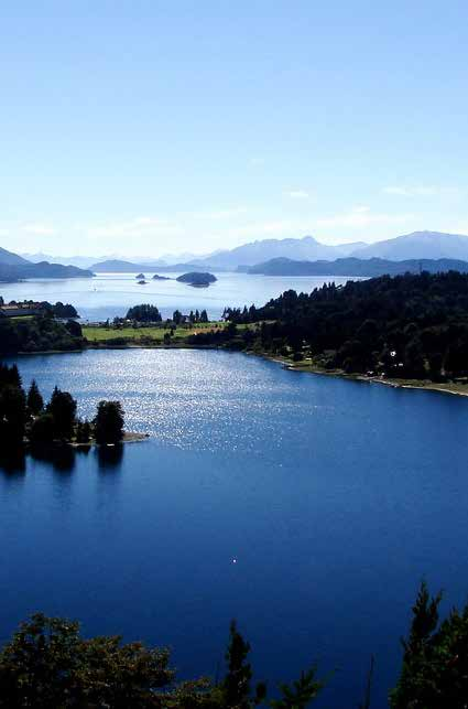 Viajaremos bordeando el lago Nahuel Huapi, mientras observamos la belleza del entorno de este hermoso centro turístico llamado San Carlos de Bariloche donde podremos disfrutar excursiones