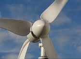 Para qué sirve un aerogenerador.? Un aerogenerador es un equipo que posee aspas que se mueven por efecto del viento y las mismas producen la rotación de un generador que producirá energía eléctrica.