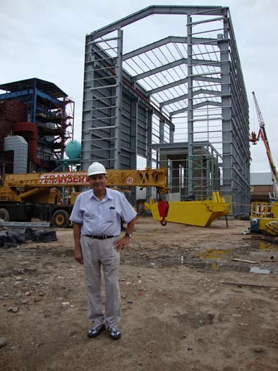 ADIMRA - Cámara de Industriales Metalúrgicos y Autopartistas de Santa Fe (CAMSFE) Rodolfo Trevisan, frente a una estructura metálica construida por Trevisan Hermanos.