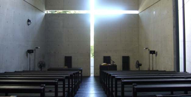 La proyección de la luz que perfora el muro en forma de cruz, así como la ausencia de elementos distractores (vistas