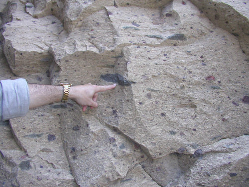 Textura en rocas ígneas Piroclástica Denición Consolidación de fragmentos de roca individuales que son emitidos durante erupciones volcánicas violentas.