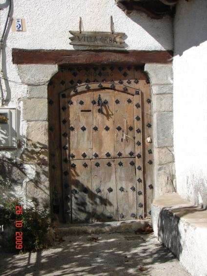 Existe otra inscripción en el alero de casa Jordán fechado en Año 1773, lo que nos hace datar la mayor parte de las construcciones de la localidad en los siglos XVIII- XIX.