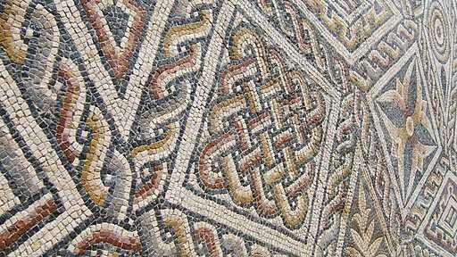 El mosaico fue un arte muy desarrollado por los romanos y utilizado con profusión en los edificios bizantinos y en las iglesias italianas.