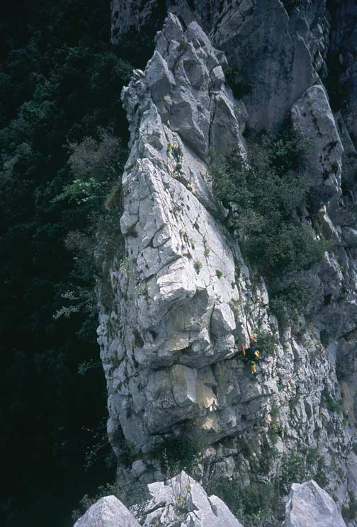 28 Crestas pirenaicas - Pirineo Oriental Sección intermedia de la cresta vista desde el único rápel del cordal. buenos agarres (IIIº). Reunión con pitones en lo alto del muro en una cómoda plataforma.