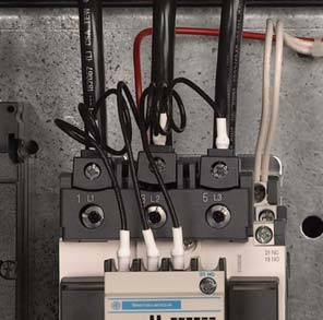Batterie de condensateurs automatique ReactiVar basse tension 5830IB0901 Section 6 Entretien préventif 2/2010 de câbles dans la base du fusible. Réinstaller le porte-fusible dans sa base d'origine.