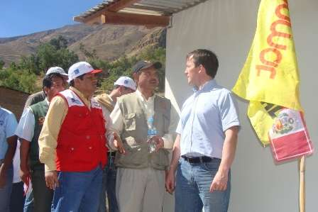 Foto: Ministro de Vivienda Francis Allison inaugurando viviendas en Ticrapo Huancavelica (01/08/09) en compañía de Milo Stanojevich, Director de CARE Perú, y Victor Raul Espinoza, Gerente General del