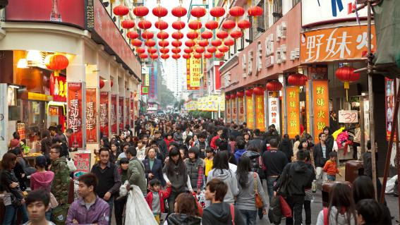 En China, el país promete impulsar el desarrollo comercial, de salud y turismo con el fin de incrementar el consumo doméstico.