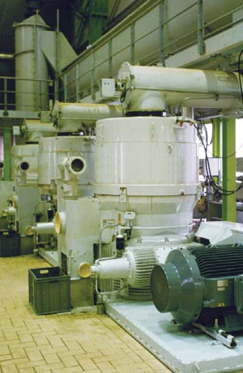4 prensas granuladoras en una planta