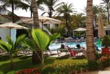 Bar de piscina - Club de playa en Playa El Agua, servicio de sillas, toldos y bebidas - 120 habitaciones - Shows nocturnos diarios - Wi-Fi en el lobby del hotel En PLANESTURISTICOS.