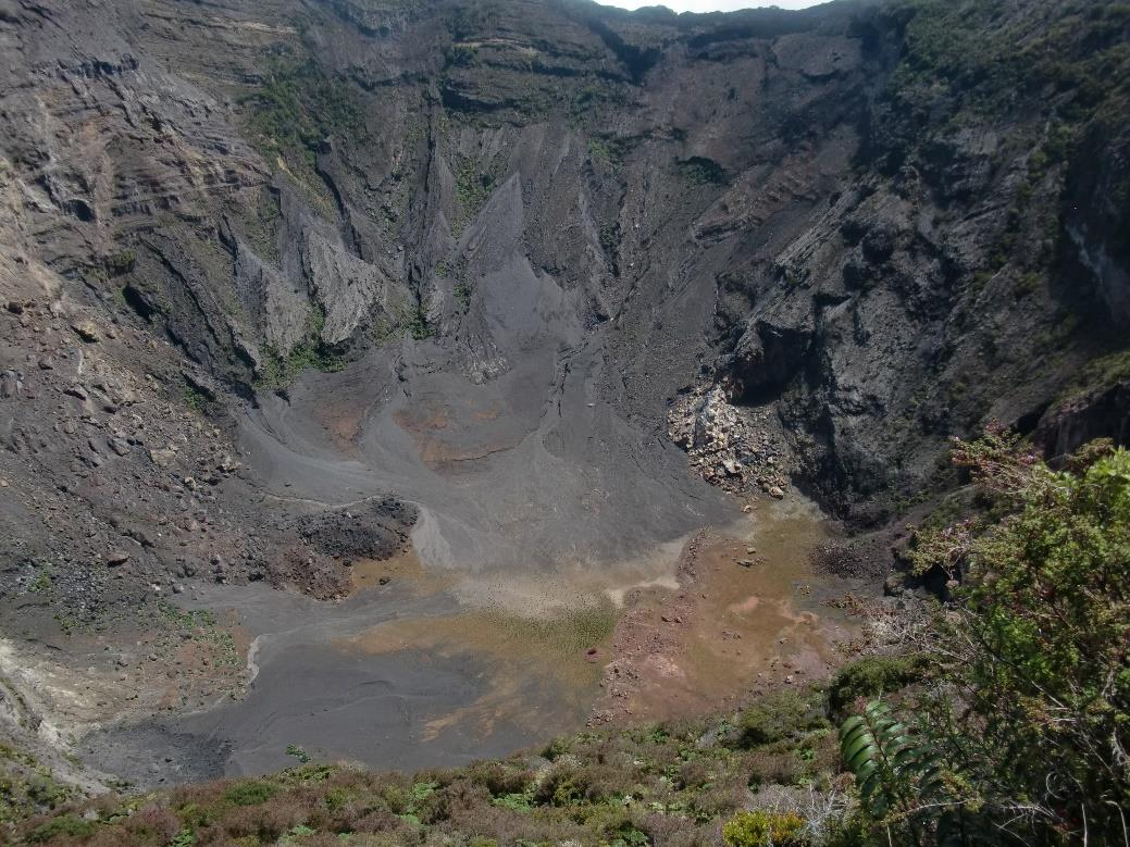 II. Volcán Irazú Durante este mes, no se presentaron cambios importantes en el volcán Irazú, la actividad es baja, similar a los meses anteriores.