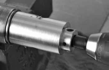Inserte el tubo en el soporte para tubo, de forma que uno de los extremos sobresalga del adaptador manual aproximadamente 50 mm o 2 pulg. El tubo debe estar suelto.