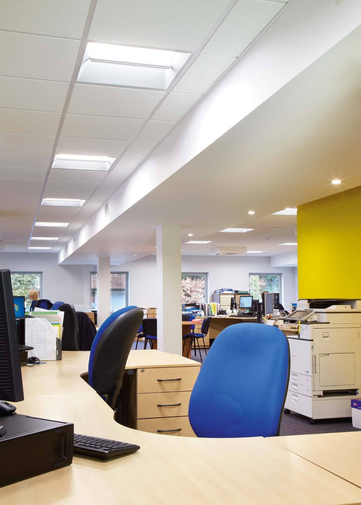 Aplicaciones empresariales Oficinas con amplios espacios La iluminación confortable y eficiente, la mejor solución para los espacios de trabajo Los estudios demuestran que la luz de baja calidad,