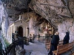 MONTJUICH En Covadonga en el año 722 comenzó la reconquista de una España dominada por los árabes Allí según las crónicas el mítico Pelayo, el primer rey