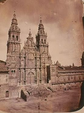 Catedral de Santiago de Compostela debió comenzar alrededor del año 1075 Este singular edificio es sucesor de otros anteriores que sirvieron para albergar y