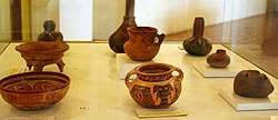 Cerámica Precolombina En ella se admiran piezas en cerámica que eran de uso utilitario, procedentes de diversos sitios arqueológicos del país.