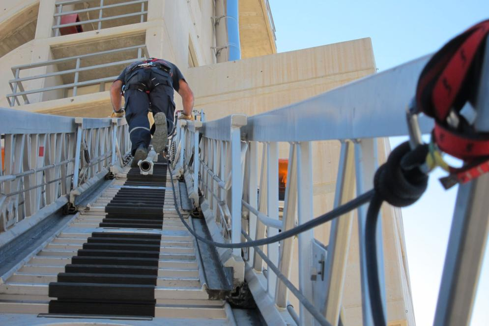 Los sistemas anticaídas resultan muy útiles para aseguramientos en el acceso por escaleras, torres, postes, árboles, etc.