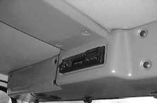 Encender luz de la cabina y para mapas: Tire del interruptor hacia el lado del operario. Apagado: Coloque el interruptor en la posición central.