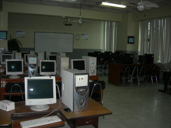 GRANJA "LA PRADERA" PERÍODO ACADÉMICO 2011-2012 13 computadores tienen procesador Pentium IV 12