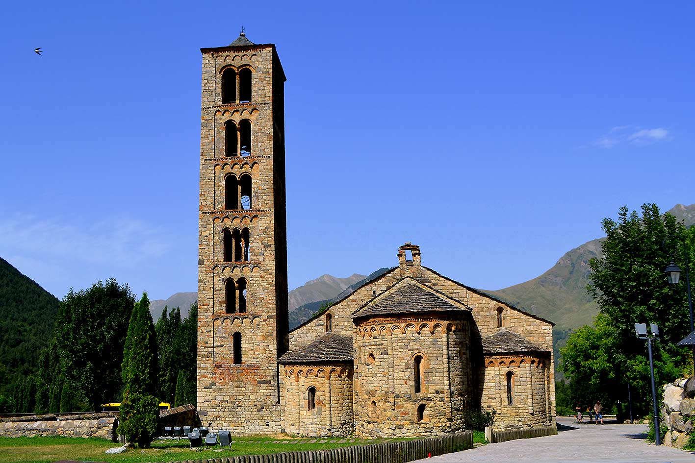 El modelo románico de influencia lombarda se desarrolló en Aragón y Cataluña, siendo las obras más destacadas la catedral