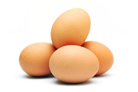 Proteínas del huevo En los huevos enteros, tanto la YEMA como la CLARA constituyen alimentos o ingredientes alimenticios, ricos en nutrientes y dotados de propiedades funcionales útiles.