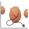 Alergia al huevo Los dos componentes del huevo, clara y yema, pueden provocar sensibilización alérgica. La clara por su mayor contenido proteico tiene mayor importancia causal.