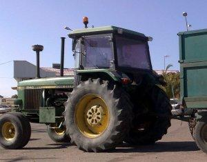 Los tractores agrícolas se conducen con el carné B, no con el C.