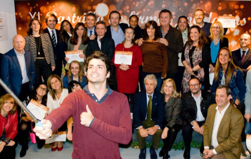 con un selfie. Carlos Sainz fue presentado como embajador del XI Rastrillo de firmas solidarias de Avanza ONG.