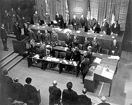 3. Quién merece juzgar? En febrero de 1945 los líderes de los aliados acordaron en la Conferencia de Yalta que los jefes del régimen nazi serían juzgados públicamente a la finalización de la guerra.