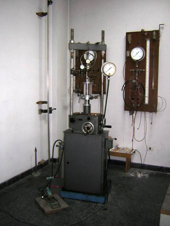 Durante el segundo cuatrimestre del 2006 se realizaron los primeros trabajos sobre la prensa, las cámaras y los instrumentos complementarios.