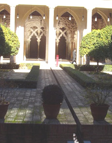 De distinta forma a la más célebre arquitectura andalusí como la Alambra de Granada- el patio central del palacio, rectangular y a cielo abierto, fue construido en la dirección Norte-Sur con la sala