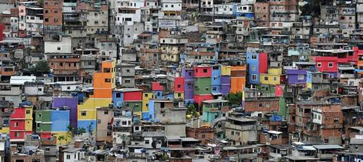 Los problemas de las ciudades (II) Las desigualdades sociales - Existe una clara distribución de la población, basada en el precio de la vivienda: - Ocupan viviendas pequeñas de mala calidad,