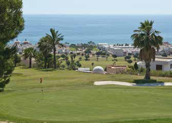 Club Marina Golf Mojácar (Mojácar) El campo ha sido objeto de importantes mejoras en arbolado y jardinería, hasta convertirse en un jardín al lado del mar con espectaculares