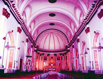 El interior se decoró con estilo neoclásico. 7 Nave central de la Iglesia de la Asunción, con el ábside al fondo. Detalle de la cúpula de la Capilla de la Comunión.